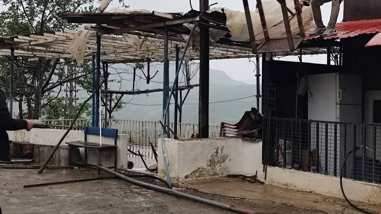 Hakkari'yi fırtına vurdu: Çatılar uçtu, seralar zarar gördü