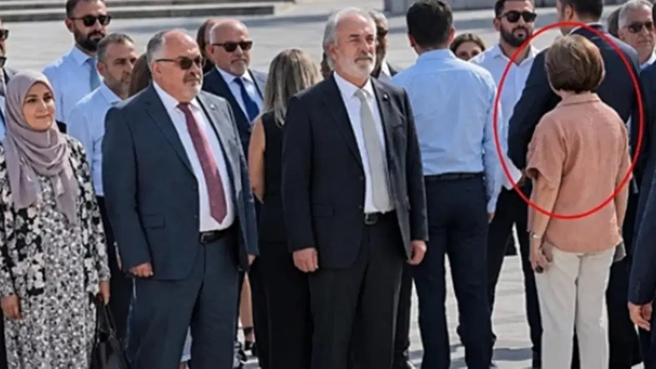 YENİ Partili belediye başkanı protesto etti: Protokole sırtını döndü!