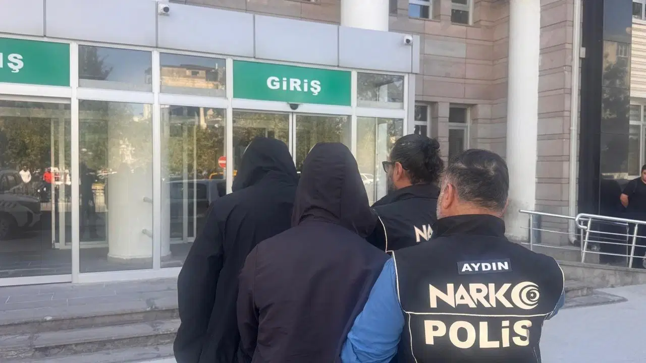Kuşadası'nda uyuşturucu operasyonu: Adrese düzenlenen baskında esrar ele geçirildi, 2 şüpheli tutuklandı