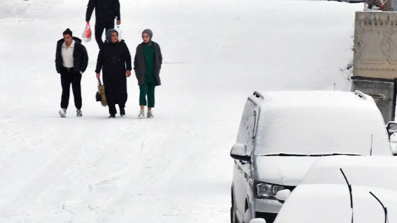 Kars'ta kar nedeniyle 41 köy yolu ulaşıma kapandı