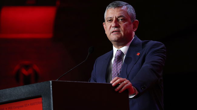 Özgür Özel, Barselona'ya gidiyor