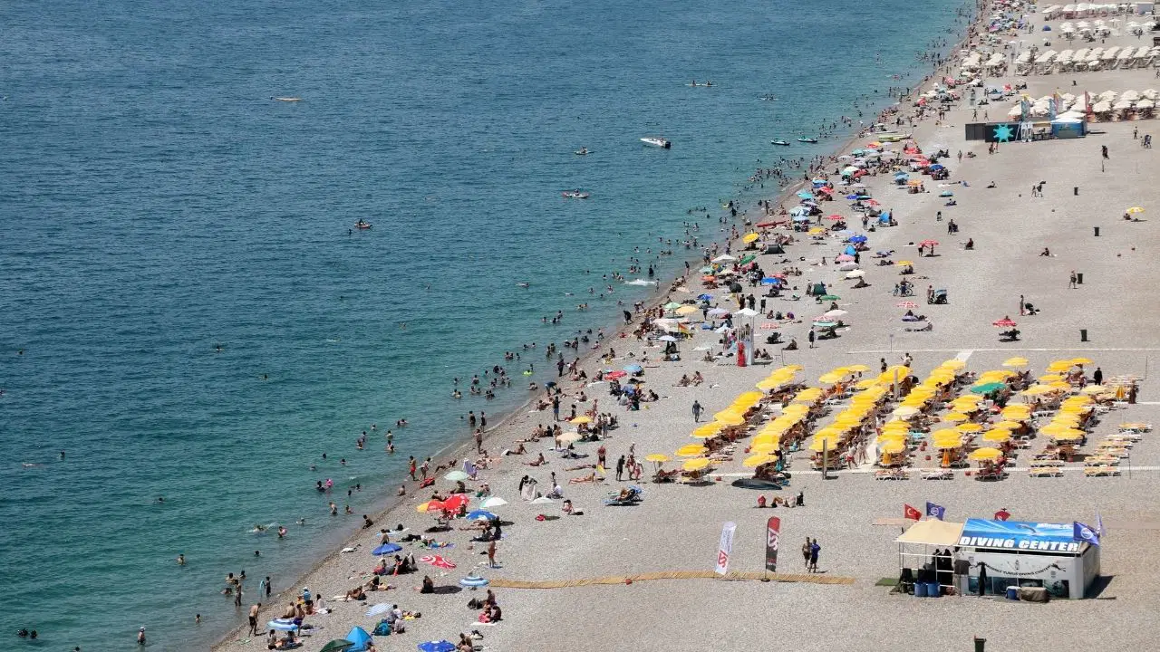 Antalya’da rekor nem ve sıcaklık: Sahiller doldu taştı, tati