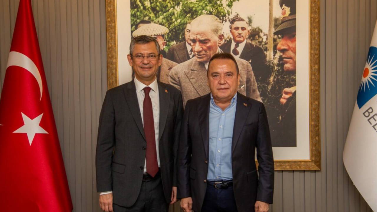Özgür Özel'den miting öncesi Muhittin Böcek'e ziyaret
