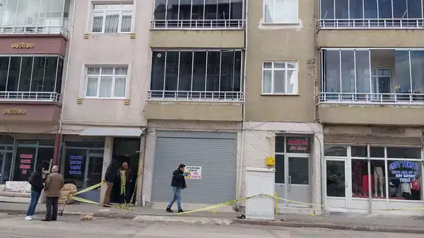 Darbedilen kişi, apartman girişinde ölü bulundu