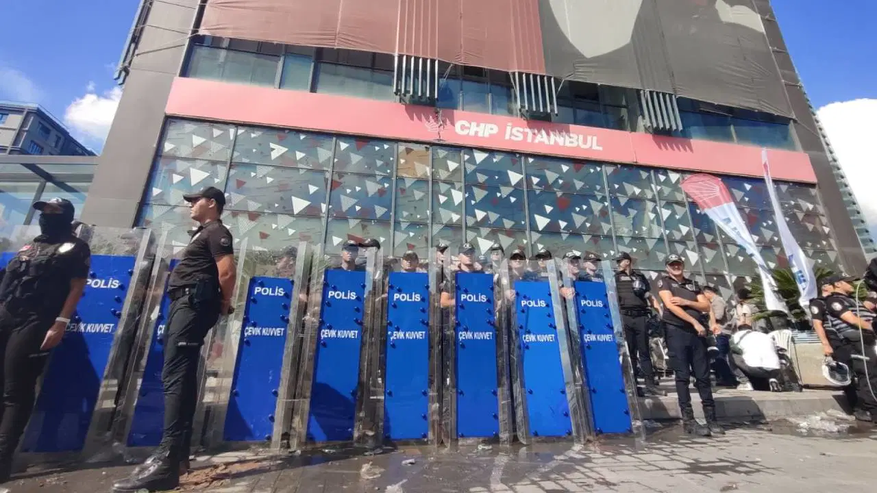 CHP'li Gökçen duyurdu: 'İstanbul il binasının ablukaya alınmasını eleştiren gençler hala tutuklu'