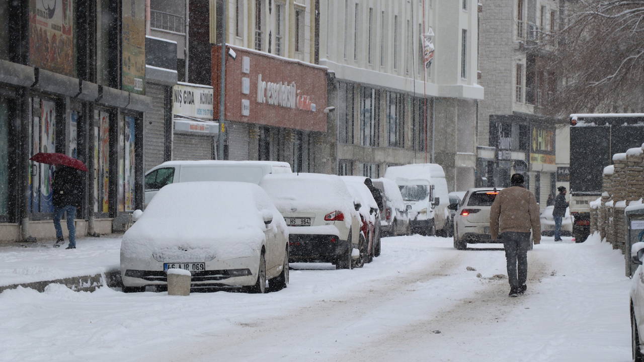 Van'da 363 yerleşim yeri ulaşıma kapandı