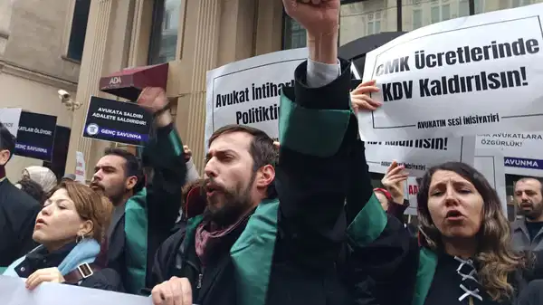 Avukatlar tehlikede: İstanbul Barosu önünde 'Tutsak avukatlar onurumuzdur' çağrısı