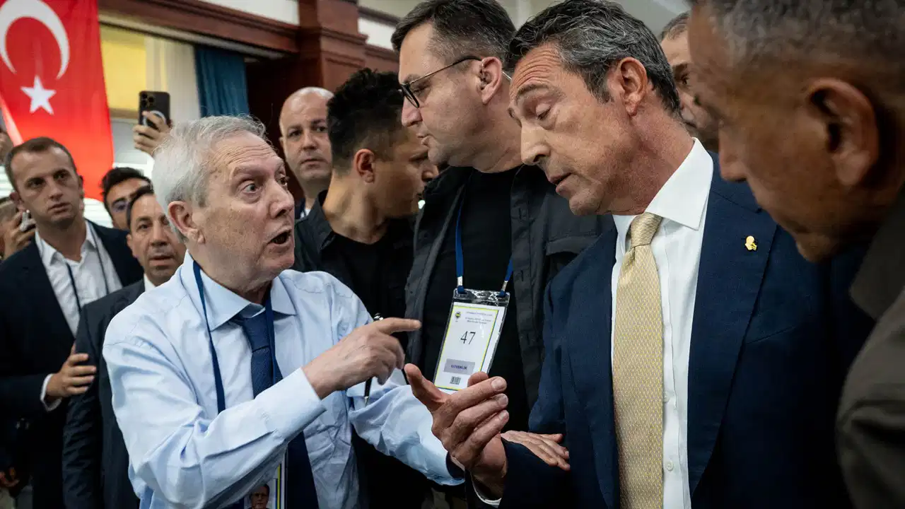 Ali Koç Konuşurken Kürsüye çıkan Aziz Yıldırım’dan Dikkat çeken Hareket!