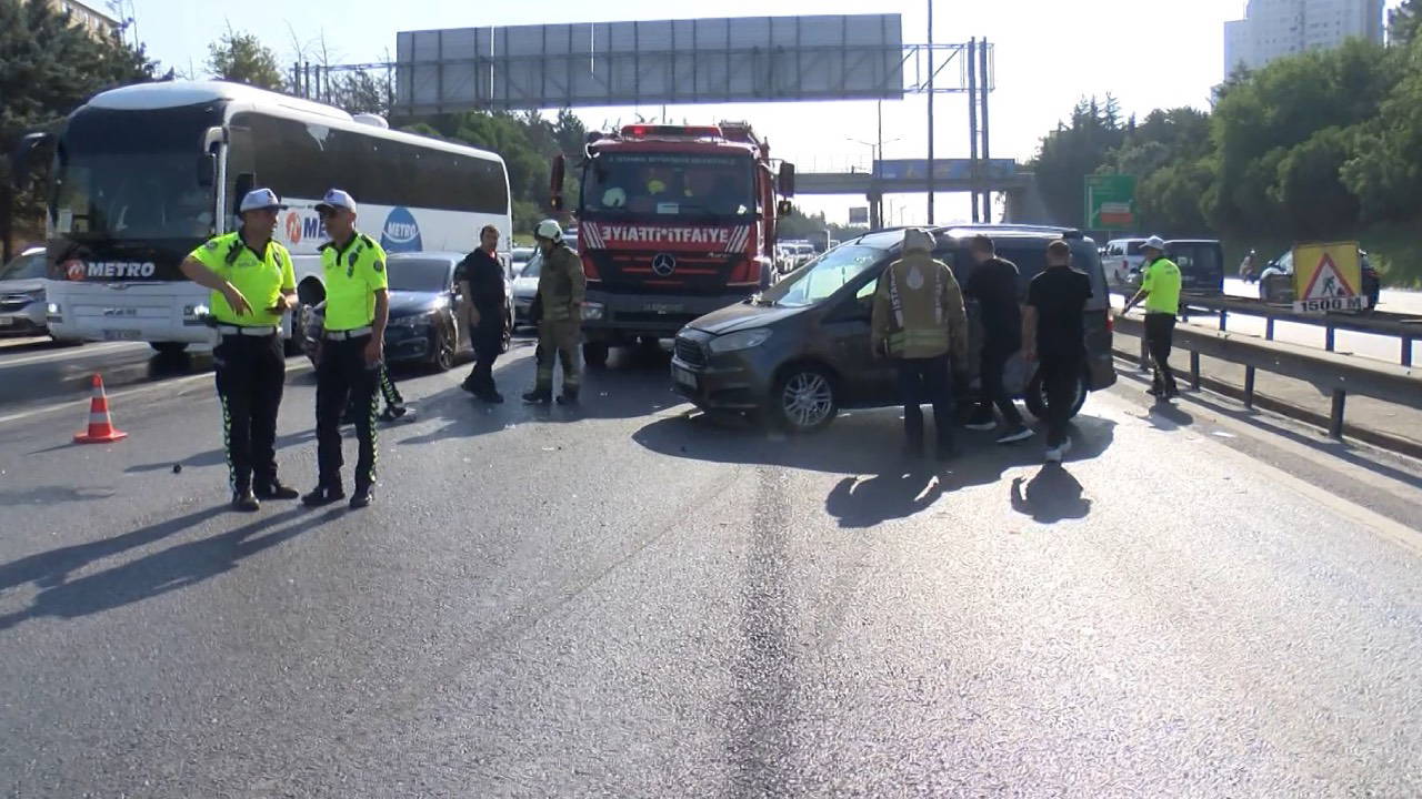 TEM Otoyolu'nda feci kaza: 10 araç birbirine girdi!