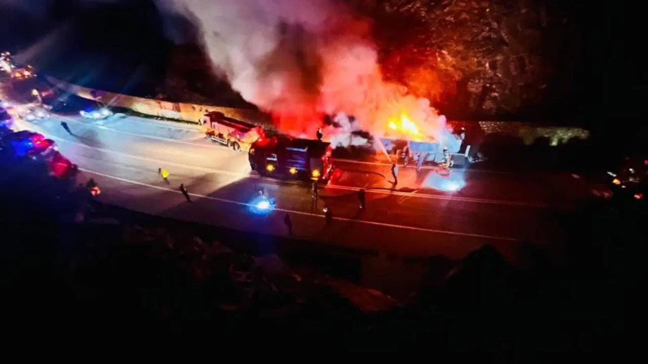 Isınan tekerlek balatalarından çıkan alevler sunta yüklü tırı yaktı