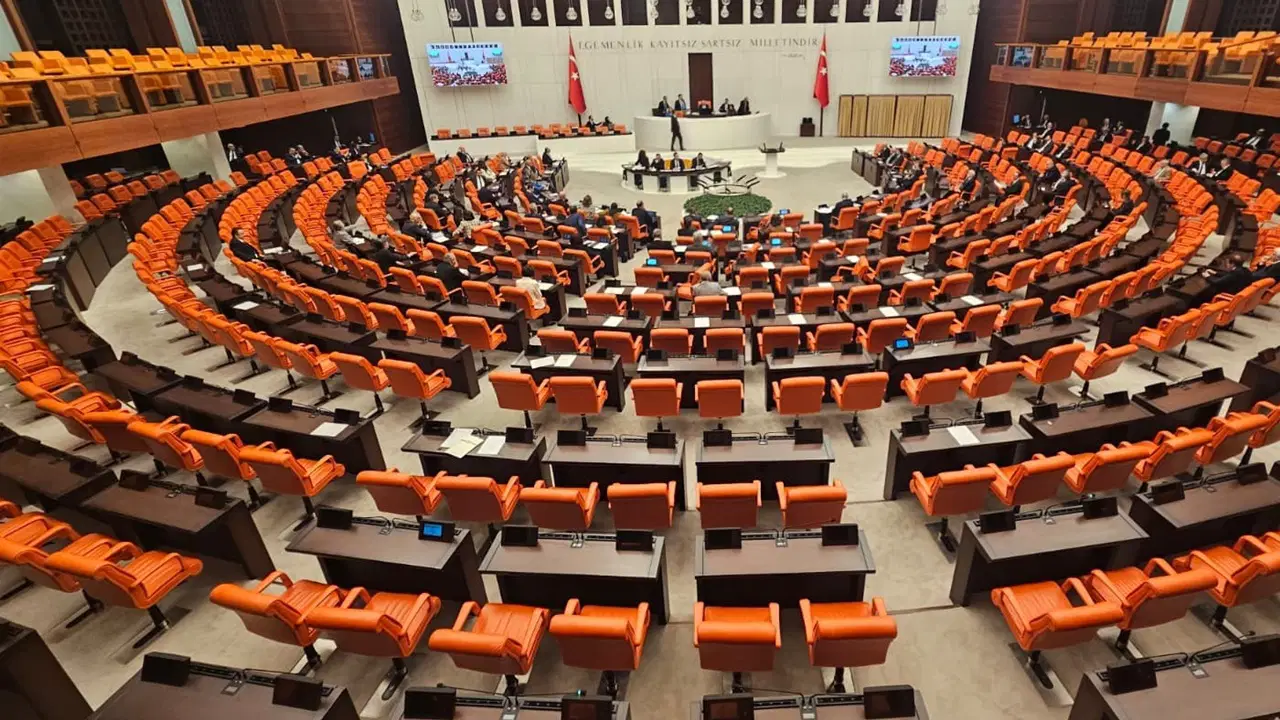 YENİ Parti’nin Halk TV’ye kayyım atanmasıyla ilgili verdiği araştırma önergesi AKP ve MHP oylarıyla reddedildi: AKP'li ismin sözlerine sert yanıt!