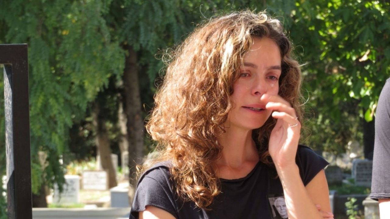 Özge Özpirinçci, babasını anlatırken gözyaşlarını tutamadı