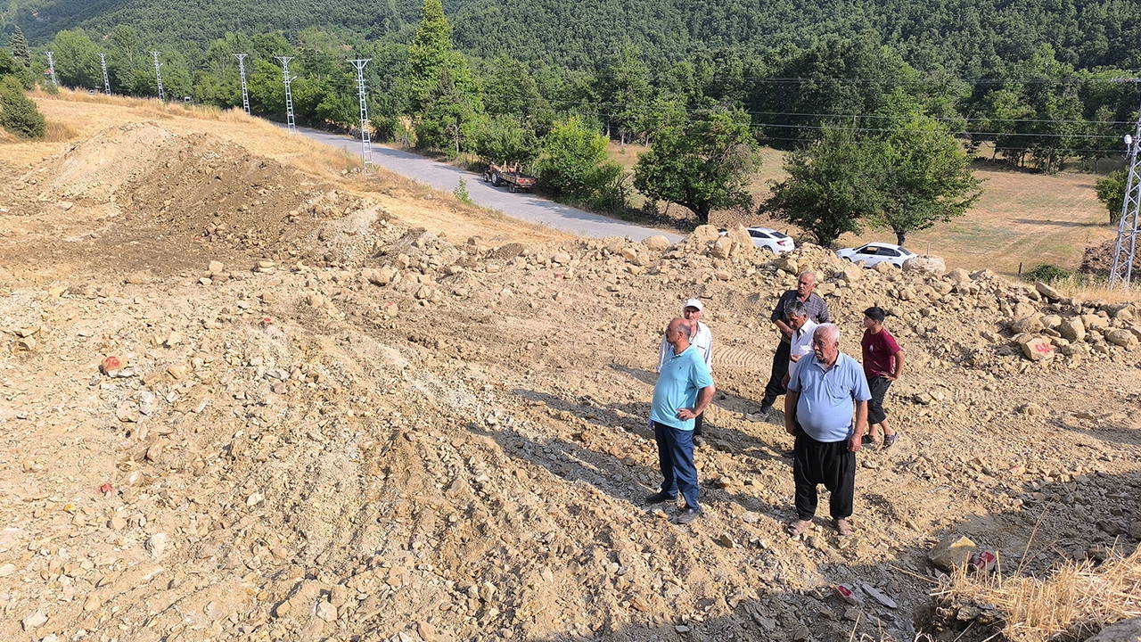 Davalık tarlasında kazı yapılan depremzede isyan etti: 'TOKİ buraya ev yapacak diye kazmışlar'
