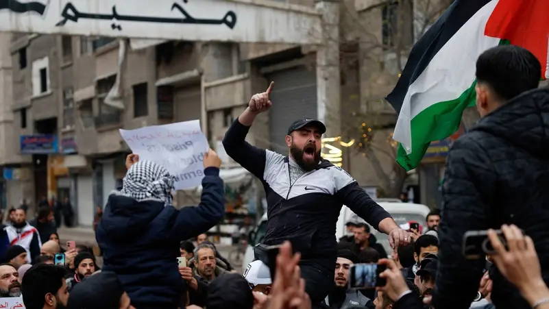 Öfkeli protestocular Şam’daki BAE Büyükelçiliğine saldırdı