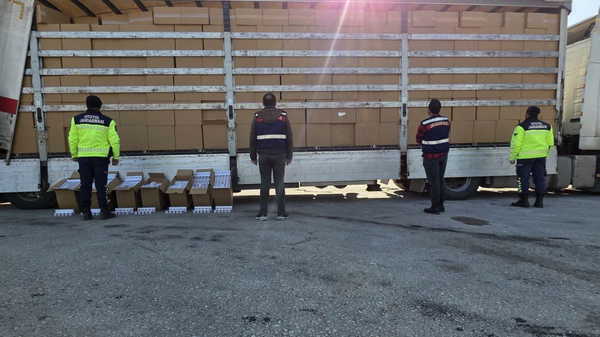İzmir'de 35 milyon değerinde kaçak sigara ele geçirildi: 3 kişi tutuklandı