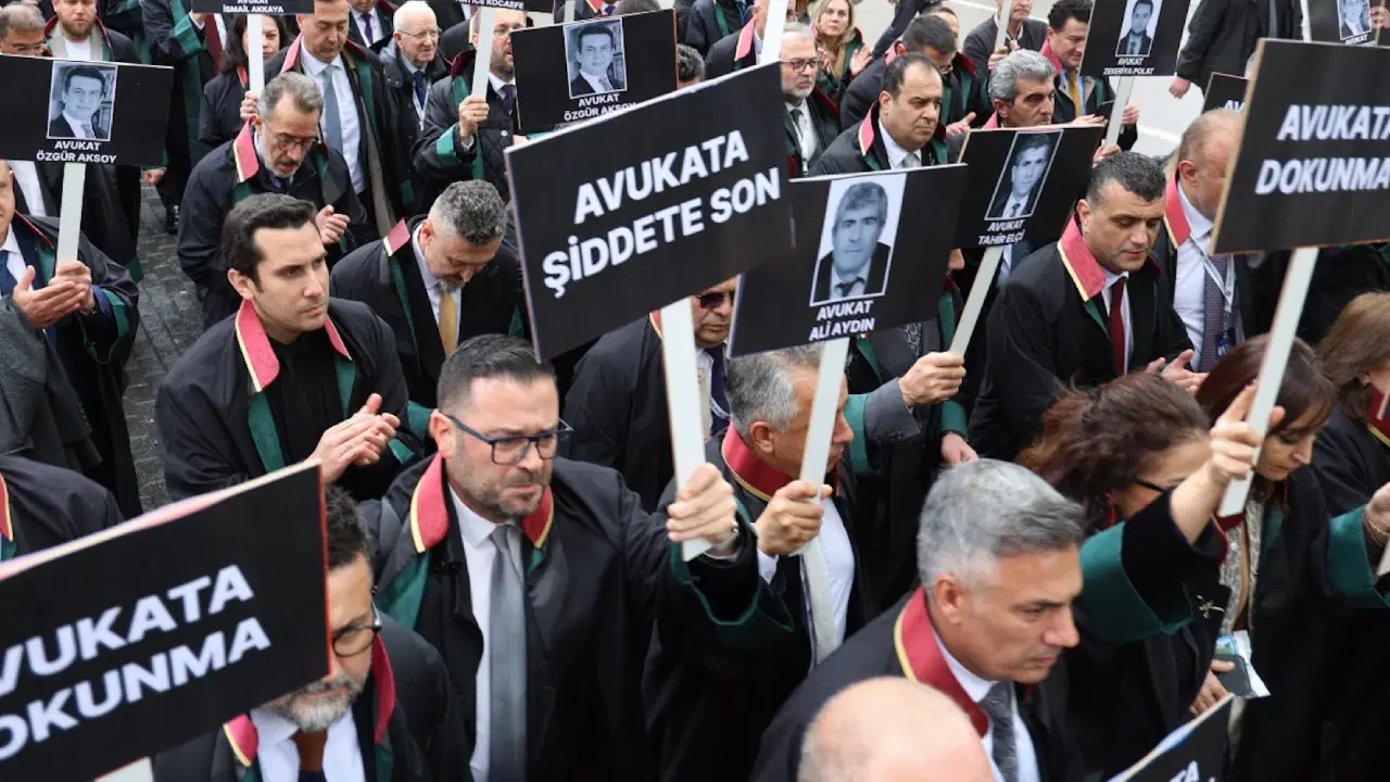 Haciz sırasında avukatın parmağını kırdığı iddiasıyla yargılanan iş insanına beraat