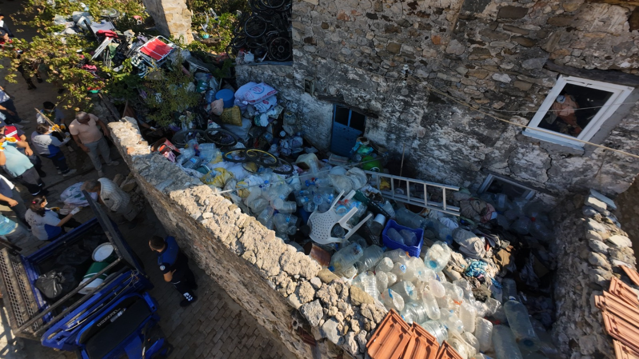 Datça’da bir evden 5 ton çöp çıktı