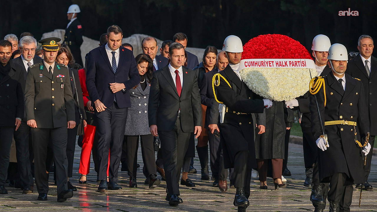 CHP heyeti, 39. Olağan Kurultay öncesi Anıtkabir'i ziyaret etti