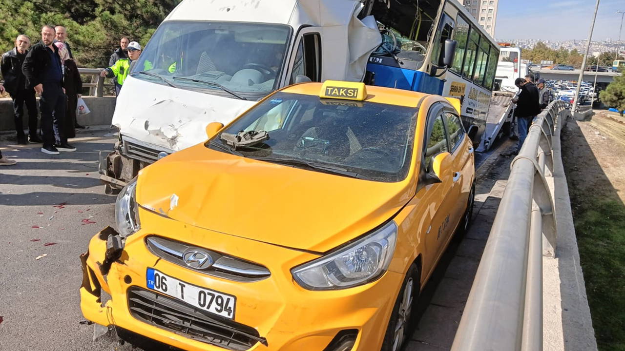 Ankara'da 6 araçlı zincirleme kaza: 6 yaralı 