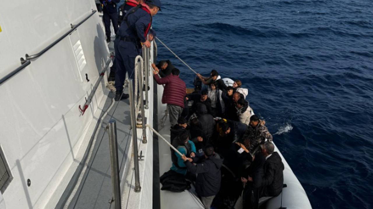 İzmir açıklarında can pazarı... 24 düzensiz göçmen kurtarıldı!