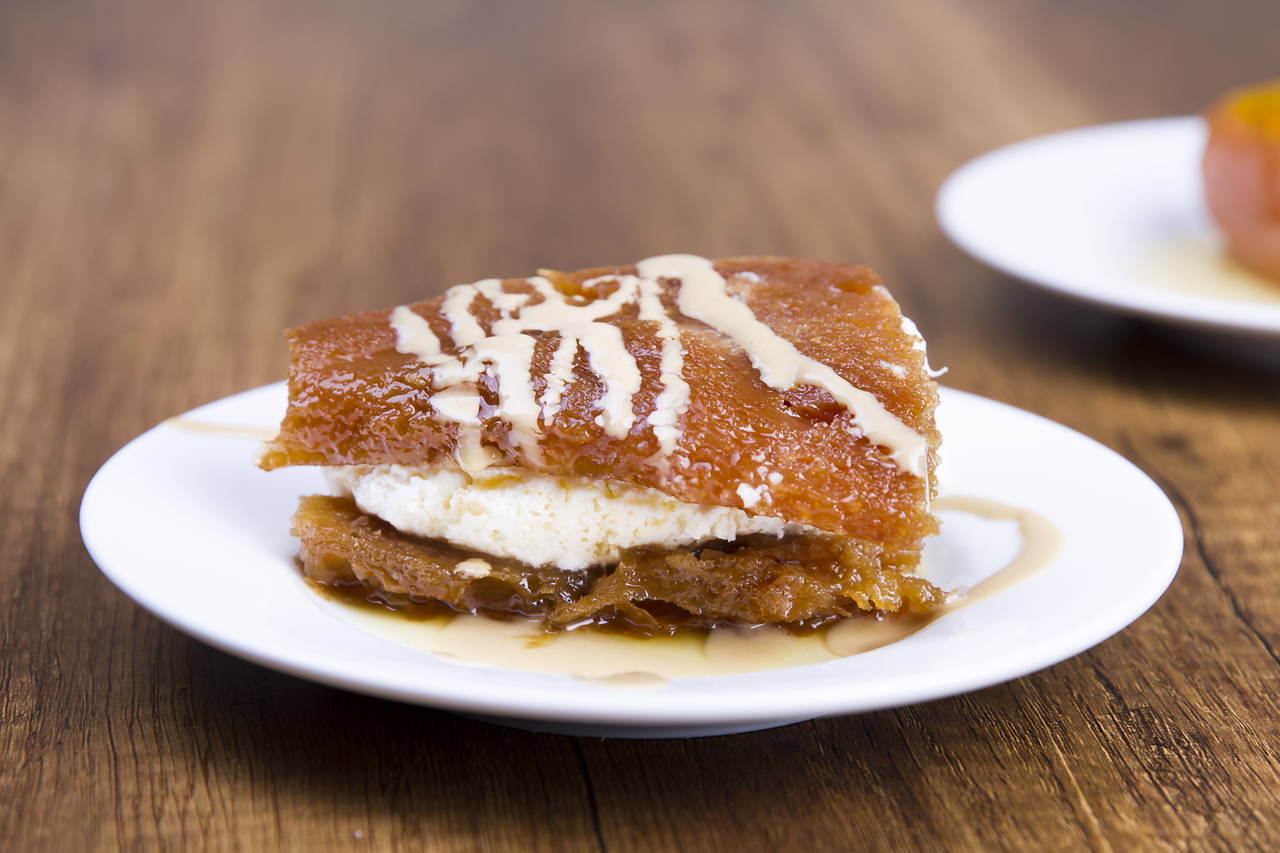 Şerbetiyle damak çatlatan enfes lezzet: Kaymaklı ekmek kadayıfı tarifi