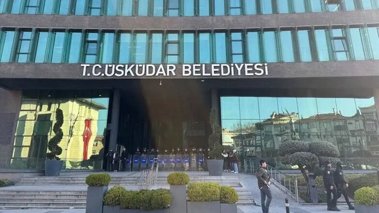 Üsküdar’da kritik seçime saatler kala belediye önünde güvenlik ablukası
