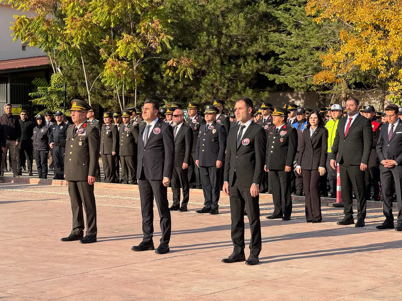 81 ilde saat 9'u 5 geçe hayat durdu... Sonsuz minnet, sonsuz sevgi: Türkiye Ata'sını özlemle andı