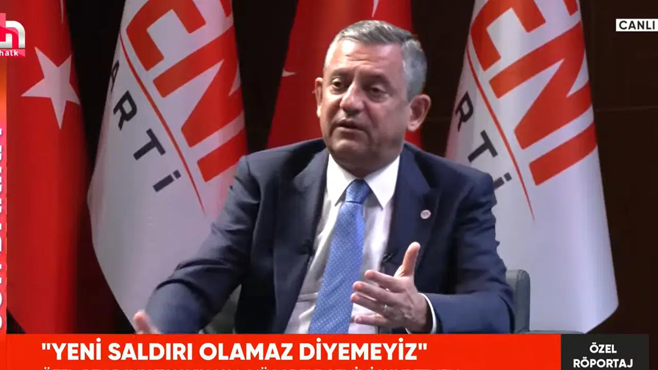 Özgür Özel YENİ Parti rozetiyle ilk kez canlı yayında! Kaç belediye başkanı geçecek sorusuna yanıt: 'Kimse Mansur Başkan'a butlancı demesin'