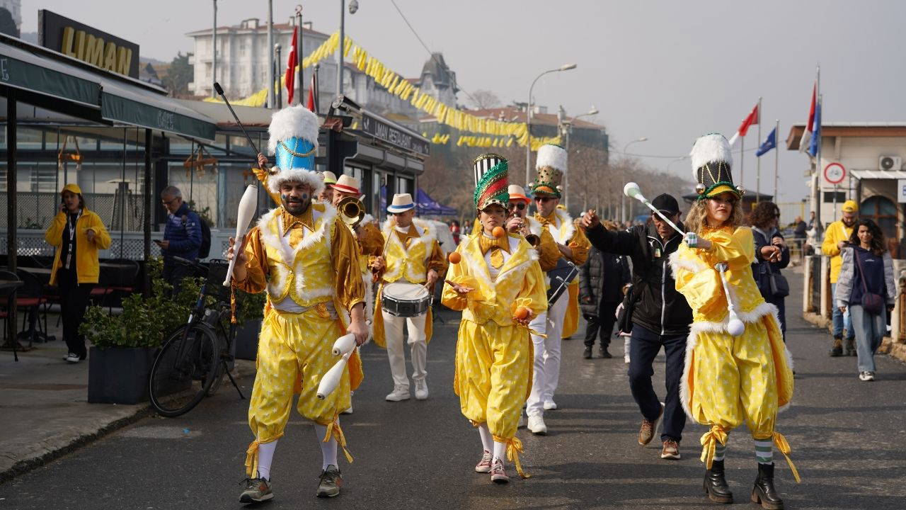 Mimozaların sarı baharı