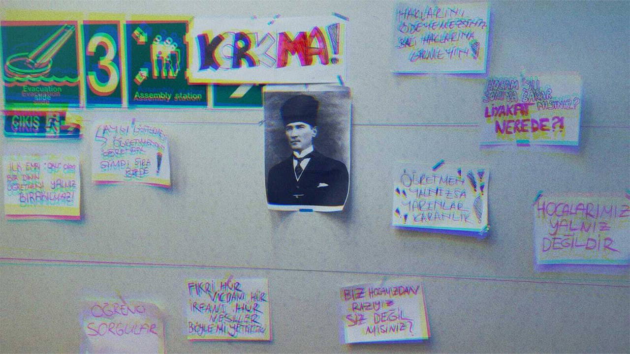 Öğretmenleri başka okula gönderilince panoya protesto yazısı yazan lise öğrencilerine disiplin cezası verildi
