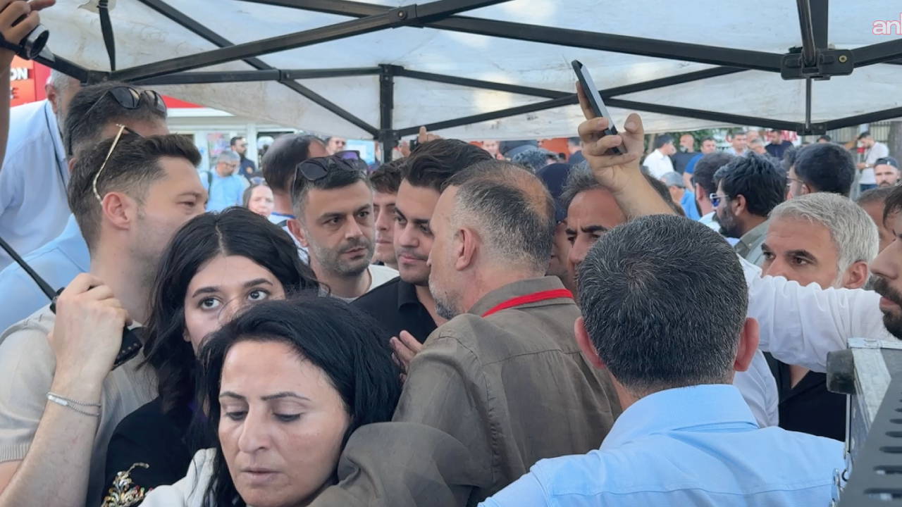 Diyarbakır'daki mitingte milletvekilleri ile polis arasında 'flaş bellek' gerginliği