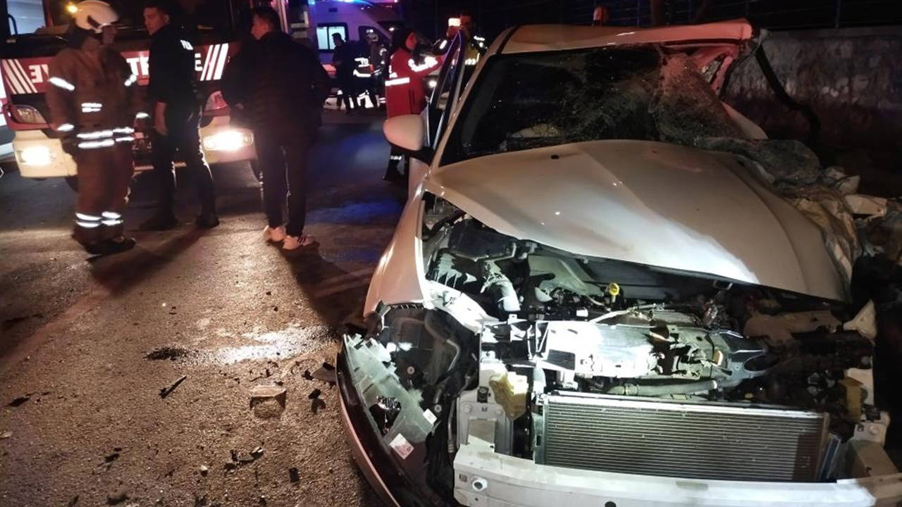 Beykoz'da feci kaza... Sürücü otomobile sıkıştı: 1’i ağır 12 yaralı