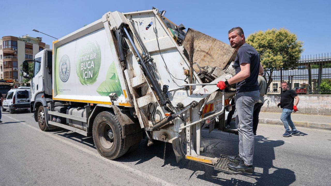 Buca’da çöp krizi... Başkan Duman topladı