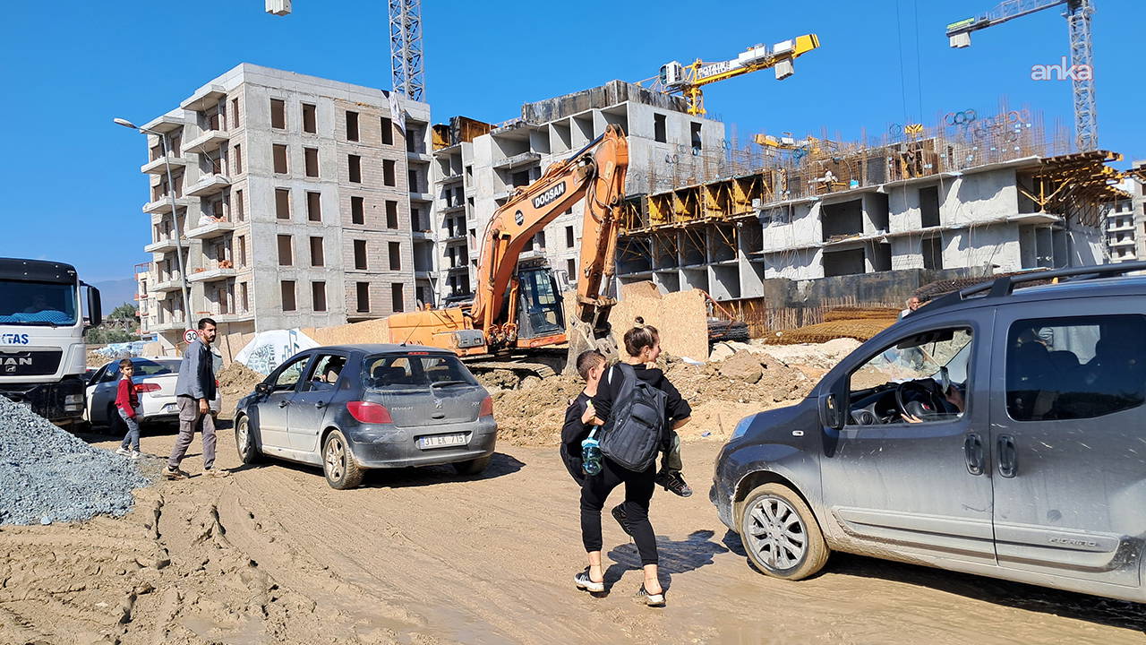 Hatay’da öğrenciler çamurlu yolda düşe kalka okula gidiyor: 'Artık yeter, sesimizi duyun!'
