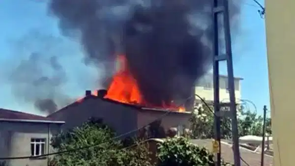 Avcılar'da üç katlı binada yangın: Çatı katı alev alev yandı