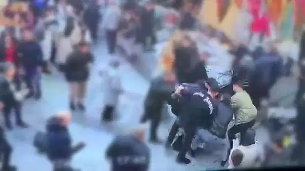 Fatih'te hanutçu, tartıştığı Çinli turisti darbetti!