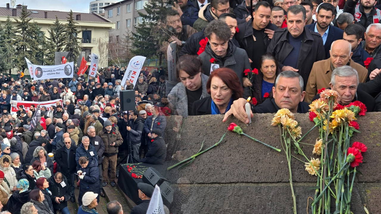 Uğur Mumcu, Ankara Karlı Sokak'taki evinin önünde 'türkülerle' anıldı: Özgür Özel ve Mansur Yavaş karanfiller bıraktı