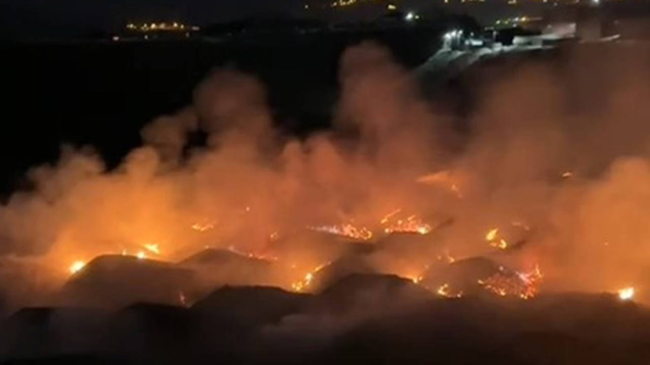 Şırnak'ta kömür sahasında stoklanan kömürlerde yangın