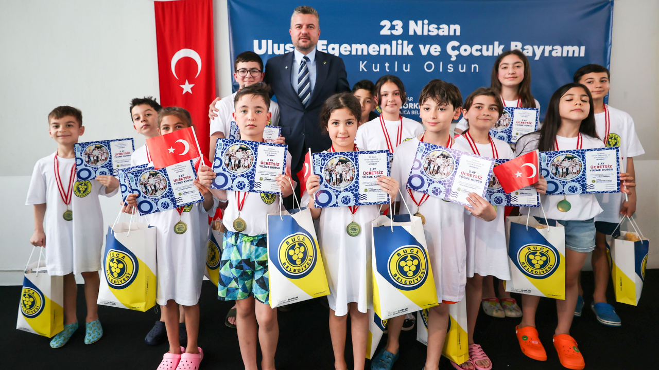 Buca Yüzme Şenliği’nde çocuklar madalya için yarıştı