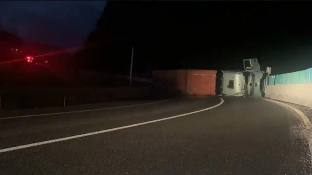 Bolu Dağı'nda askeri mühimmat yüklü olduğu değerlendirilen tır devrildi