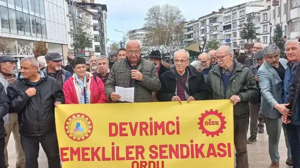DİSK Emeklileri ses yükseltti: ‘Emekliyi yaşayan ölüye çevirdiler!’