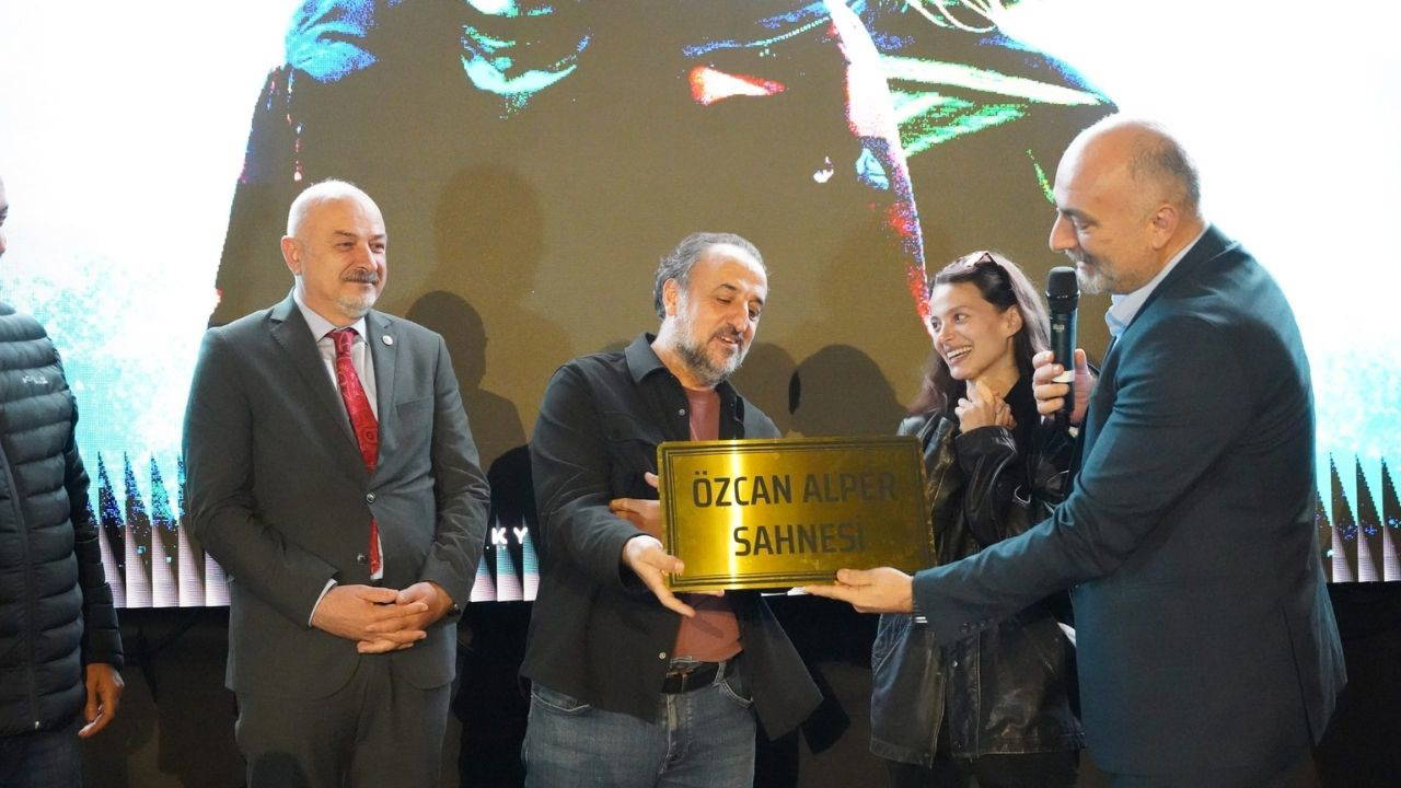 ‘Erken Kış’ filminin galası Hopa’da yapıldı: 5 günde dönüştürülen salonun adı ‘Özcan Alper Sahnesi’ oldu