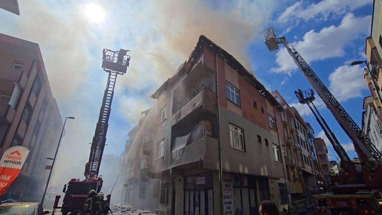 2 katlı binanın çatısında çıkan yangın bitişikteki binaya sıçradı