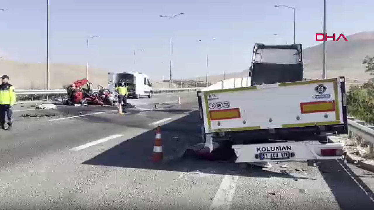  Otomobil, TIR'a çarptı: Ölü ve yaralılar var!