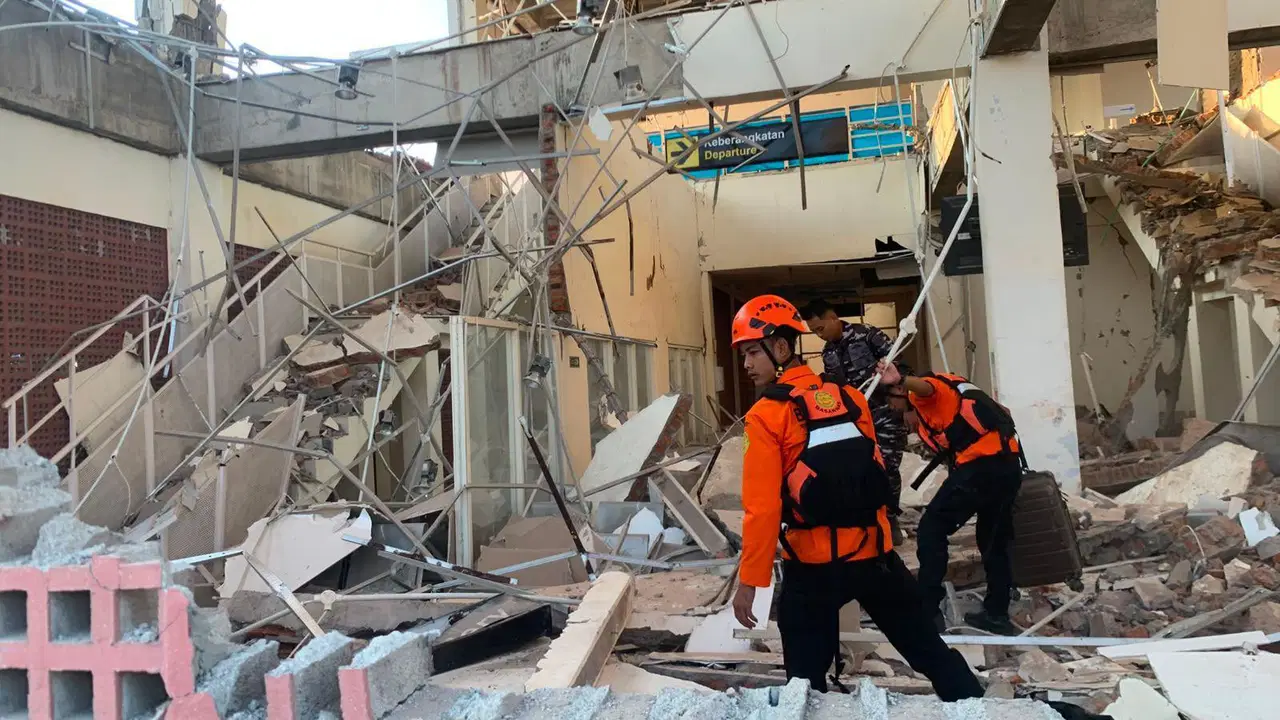 Endonezya’da 7,7 büyüklüğünde deprem: En az 14 kişi öldü