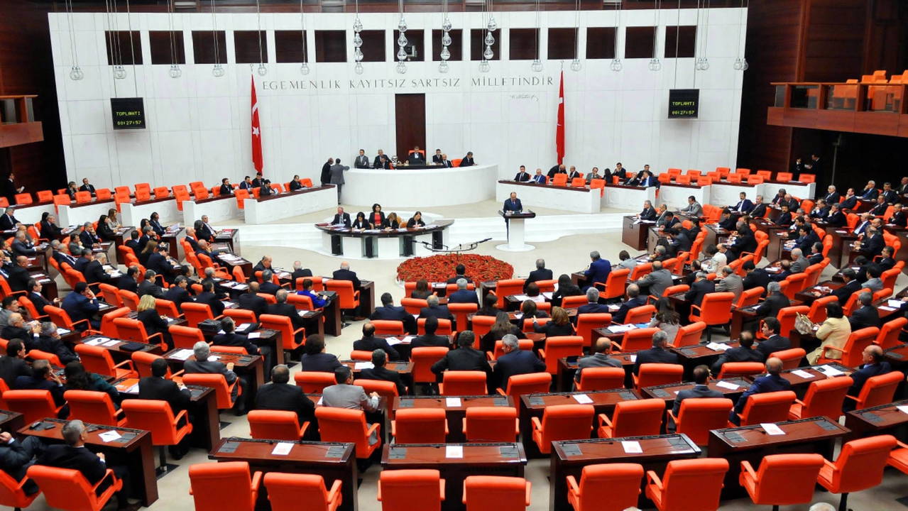 LGBTİ derneklerine yönelik operasyonlar Meclis gündemine taşındı