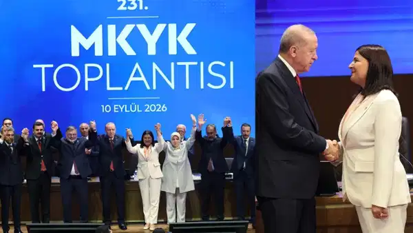 CHP'li Foça Belediye Başkanı Saniye Bora Fıçı AKP'ye geçti: Rozetini Erdoğan taktı