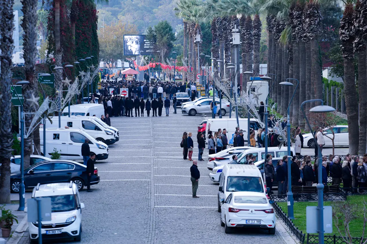 81 ilde saat 9'u 5 geçe hayat durdu... Sonsuz minnet, sonsuz sevgi: Türkiye Ata'sını özlemle andı