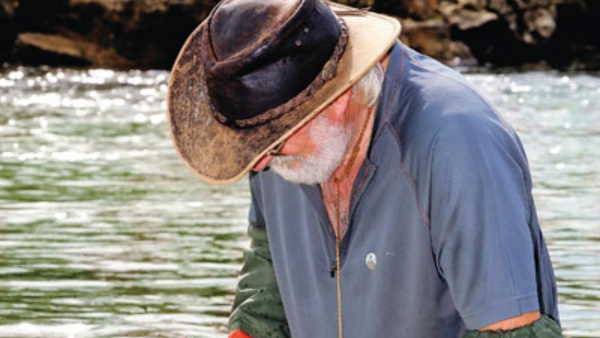 Nehir kenarında elek sallayanlar