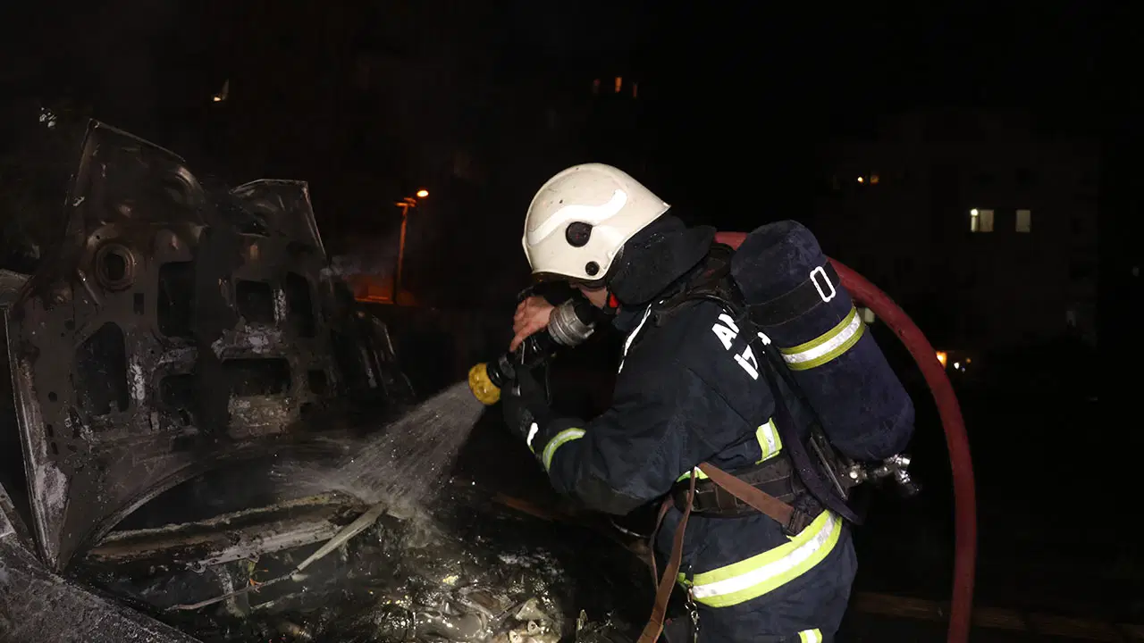Tartıştığı kız arkadaşı ve annesinin araçlarını kundakladı: Konuşmama hakkını kullandı!